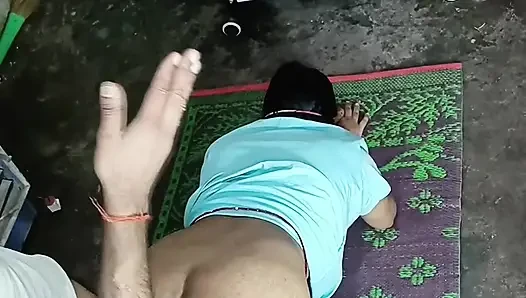Büyük genç kız domaltarak yarak emiyor