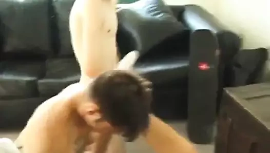 Sıcak genç üçlü tükürmek kavurma boşalmak yüz