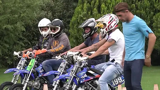 İtalyan Çizme Kampı Grup Seks Kızıl Saçlı Sert Sikiliyor