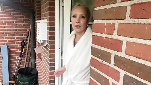 Alman orta yaşlı seksi kadın dildo oyuncağına biniyor