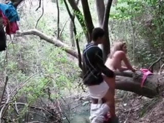 Ben ve sevgilim ormanda ateşli arka beceriyor zevk