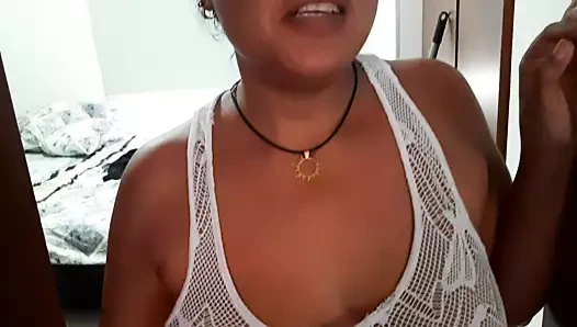 Bir partiye gitmeden önce üvey annem banyoda bana harika bir oral seks veriyor