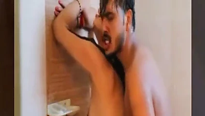 Hizmetçi ev sahibi ve karısı tarafından becerdin