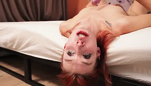 Sıska gotik kız arkadaş dildo gırtlağına kadar alıyor ve amından ağzına alıyor