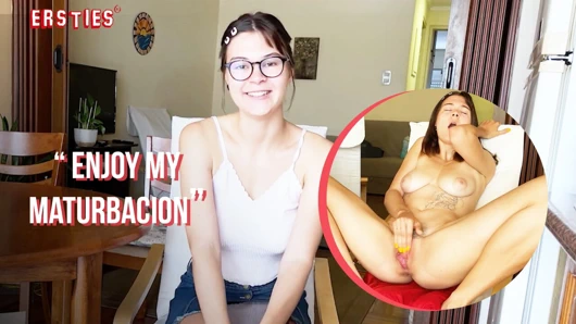 Ersties - sevimli esmer kız bize onu iyi hissettirmek için tam olarak ne olduğunu gösteriyor