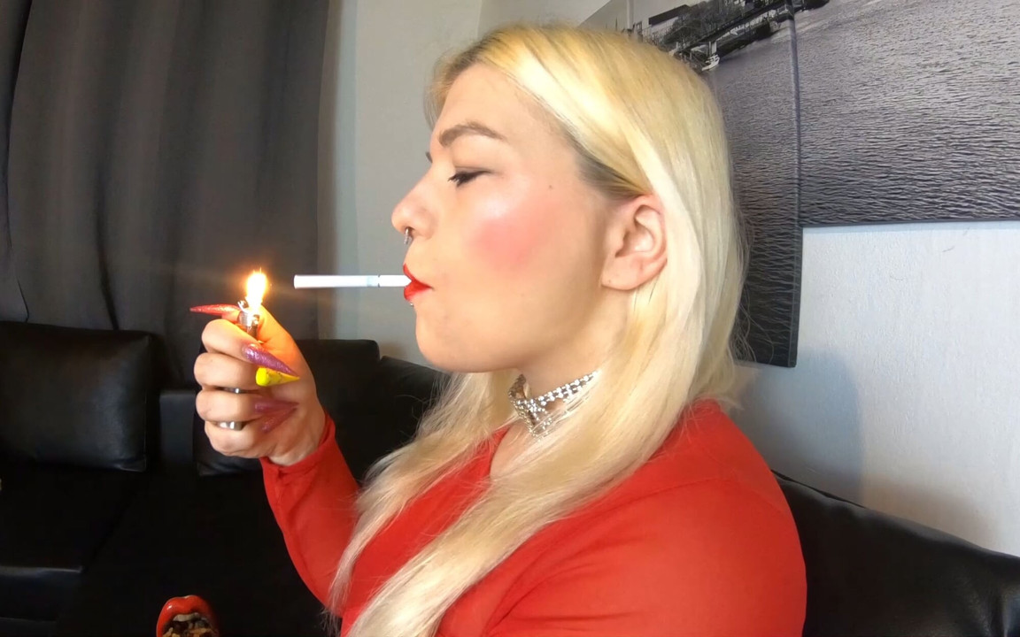 Büyük kırmızı dudaklı 2 sigara sigara içen zincir