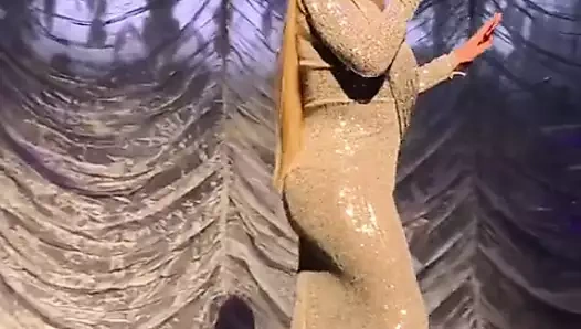 Mariah carey uzun dar bir elbiseyle