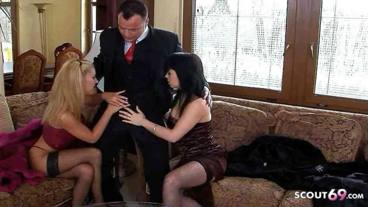 Kaba bağbozumu anal seks ffm üçlü için iki sıcak genç fahişeler