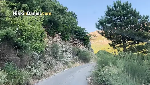 Seksi bir kızla ateşli randevu vahşi araba kaputunda seksle sona erdi