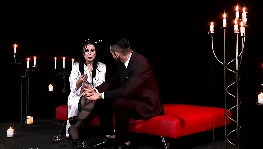 İç Çamaşırlı Bağlı Gotik Kız Yoğun Yarak Yolculuğu Yapıyor