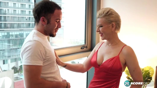 58 yaşındaki Bobbi Shay oğlunun 22 yaşındaki arkadaşını sikiyor