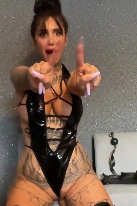 Baskın dövmeli orta yaşlı seksi kadın şimdi vuruşlarına komut veriyor