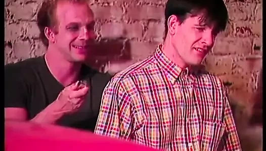 Azgın sarışın sürtük yarak emdikten ve sikişten sonra içki boşalmasını seviyor