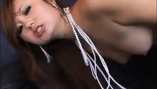 Güzel memeli Asyalı orta yaşlı seksi kadın büyük yarakla sikiliyor ve ağzına boşalıyor