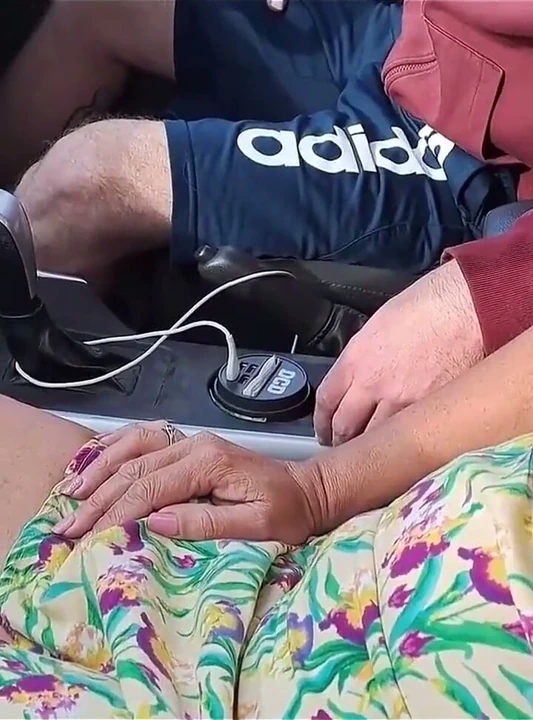 Aldatılan koca izlerken ateşli evli kadını hamile kalan diğer adamların derlemesi.
