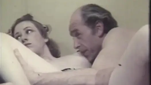 Klasik sarışın bebek cesur yaşlı bir adamla sikişiyor