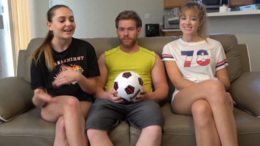 Striptiz futbolu oynadıktan sonra, hardcode eğlencesinin tadını çıkarmak için yüzme havuzuna gidiyorlar