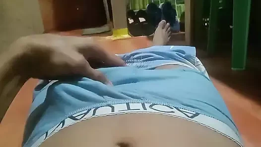 Genç oğlan dölünü sıvazlıyor