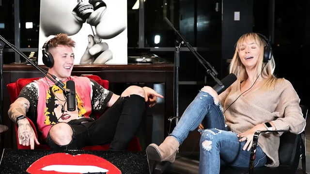 Cassaundra Kelly bize neden komşunun orta yaşlı seksi kadın olduğunu hatırlatıyor!