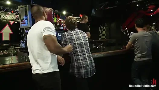 Sebastian Keys halka açık bir barda götünü genişlettiriyor ve üstüne işiyor