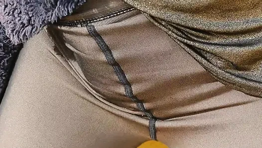 Mastürbasyon anal oyun ve tayt ve yüksek topuklu ayakkabılarla açık havada parmakla sikiş