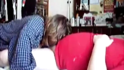 Busty hizmetçi bana kafa veriyor