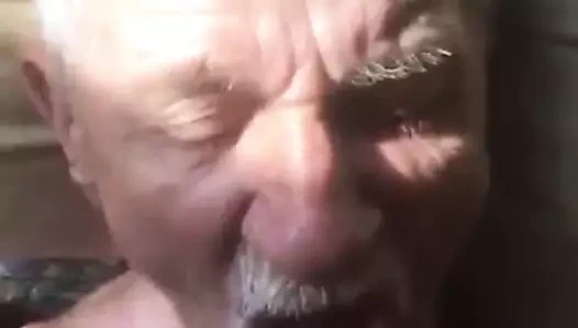 Büyük adam boşalmak yemeyi seviyor