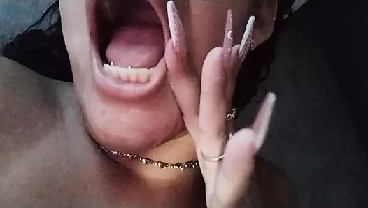 Genç öğrencim beni öpüyor ve vücuduma boşalana ve yüzüme boşalana kadar bacak yukarı sikiyor