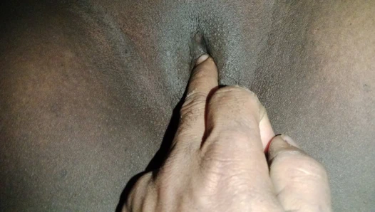 Tamil seksi evli kadın kocasıyla çıplak parmak masajı yapıyor