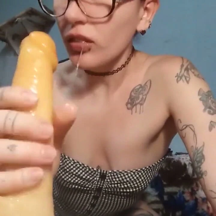 Sıska ateşli orta yaşlı seksi kadının büyük yarağına ihtiyacı var