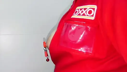 Meksikalı büyük götlü orta yaşlı seksi latin işçi Oxxo tüm kıyafetlerini çıkarıyor ve kamera önünde tüm götünü ve vajinasını gösteriyor