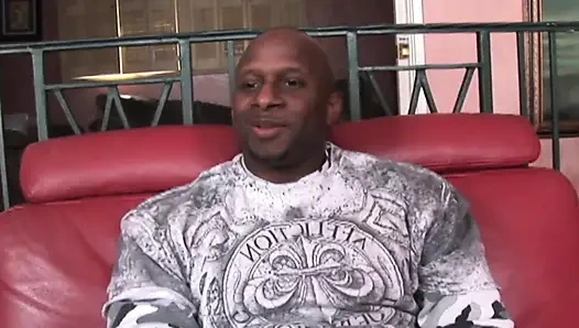 Olgun sürtük yoğun sikişten sonra büyük zenci yarağını emiyor