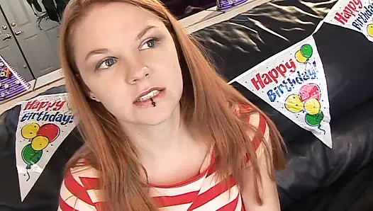 Sonunda 18 oldu! Doğum günü için sikiş partisi veriyor!