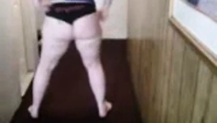 Tombul beyaz kız twerk yapıyor