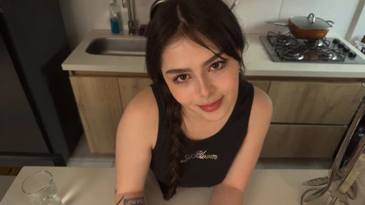 Üvey kız kardeşimin büyük götlü arkadaşını sikiyorum