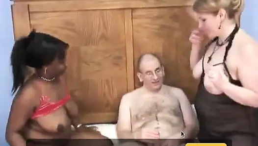 Şehvetli zenci sulu götünü büyük beyaz yarakla parçalıyor