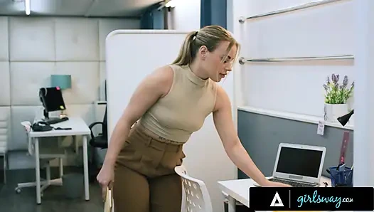 Girlsway - kadın egemenliği patronu Casey Calvert takma asistan Anna Claire Clouds'u ofisinde domine ediyor