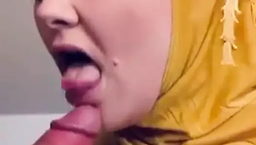 Adam seksi bebeğin sulu göğüslerine boşalıyor