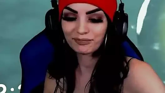 Wwe - paige aka sara yeşim bevis sıcak göğüslerini gösteriyor