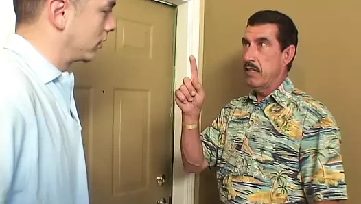 Jewel sikişiyor. Kocası tuvalette