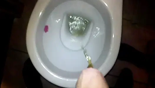 İşerken karım yarağımı tutuyor ve sonra sikişiyoruz