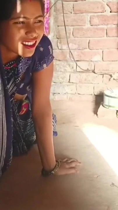 Обязательный для просмотра момент из "Красивого секс-видео деревни бхабхи идет вирусной индийской горячей бхабхи"