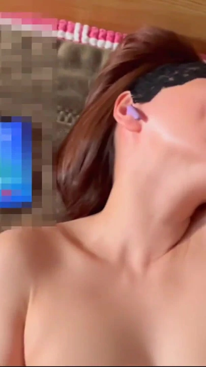 Karısının erkek arkadaşıyla telefon seksi sırasında yakalanmaması için korunmasız ve korunmasız | Klip 2