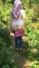 Kopftuch MILF zeigt Arsch