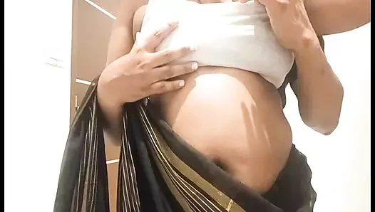 Hintli üvey anne evde üvey oğlunun önünde sari değiştirdi