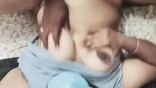 Bekçi kız okul öğretmeninin tadını çıkarıyor