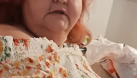 Büyük Güzel Hemşire Vicki Erkek Arkadaşının Ayak Tırnaklarını Kesiyor Pis Kokulu Ayakları Var