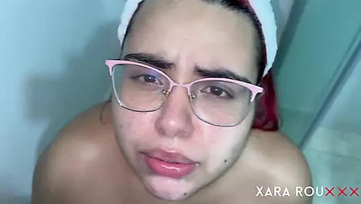 Üvey babam karısı yan odadayken beni duşta sikiyor