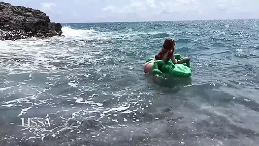 Vlog Lissa Brown, Özel Video Çekmek İçin Çıplak Plajına Gidiyor