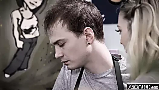 o tezgahın arkasında çerçeveli iken minyon sarışın müşteriye yardımcı olur